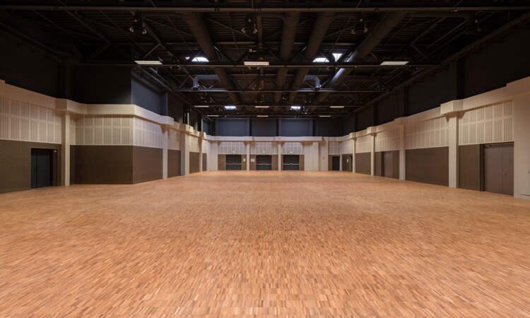 Empty Hall Europe wit parquet