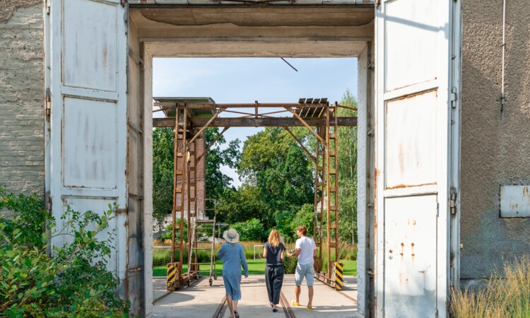 Tour of Anselm Reyle's property